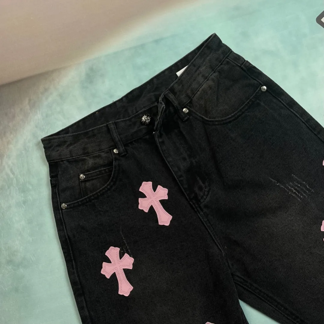 🅿️236 🔘Style No.-KL151 🔘Cro Heart𝐂𝐡𝐫𝐨𝐦𝐞 𝐇𝐞𝐚𝐫𝐭 Classic CH Cross Patch Leather Jeans [Black Pink] The top-notch heavy-duty washing water gives the denim a natural aged texture, making it softer and softer to the touch, and every fold is a filter of age. The calfskin cross is fully laser-cut, with neat lines like works of art, and high-grade matte edges. The distressed silver hardware has its own retro buff, and the buttons and zippers tell a story the more they are used. The straight silhouette is perfect for concealing your body, and the hips become wider and the legs become thicker in seconds. Pair it with short boots to make you look taller, or wear it with dad shoes for a lazy look. You can wear it casually with a white T-shirt and it will make you shine. From the leather to the wiring, everything is top-notch, and you can tell the texture at the first touch - it's not in the same dimension as the currency at all!  Size: S M L XL (28.30.32.34) Color: black with black, black with white, black with pink